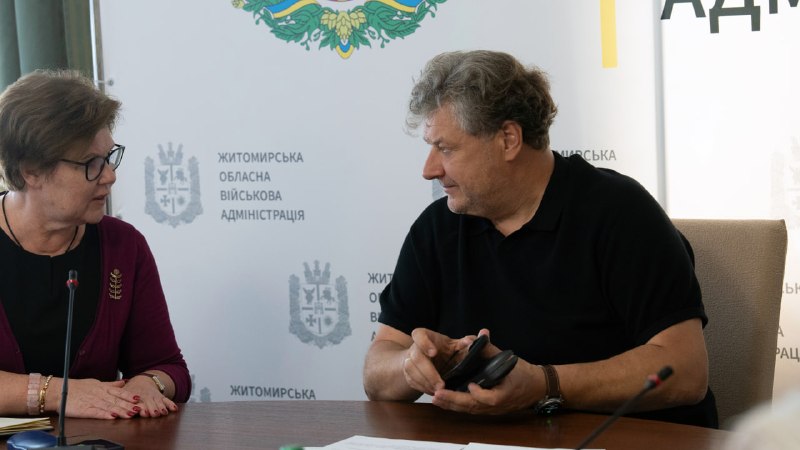 Разом з урядовою уповноваженою з ґендерної політики Секретаріату Кабінету Міністрів України Катериною Левченко Разом з урядовою уповноваженою з ґендерної політики Секретаріату Кабінету Міністрів України Катериною Левченко