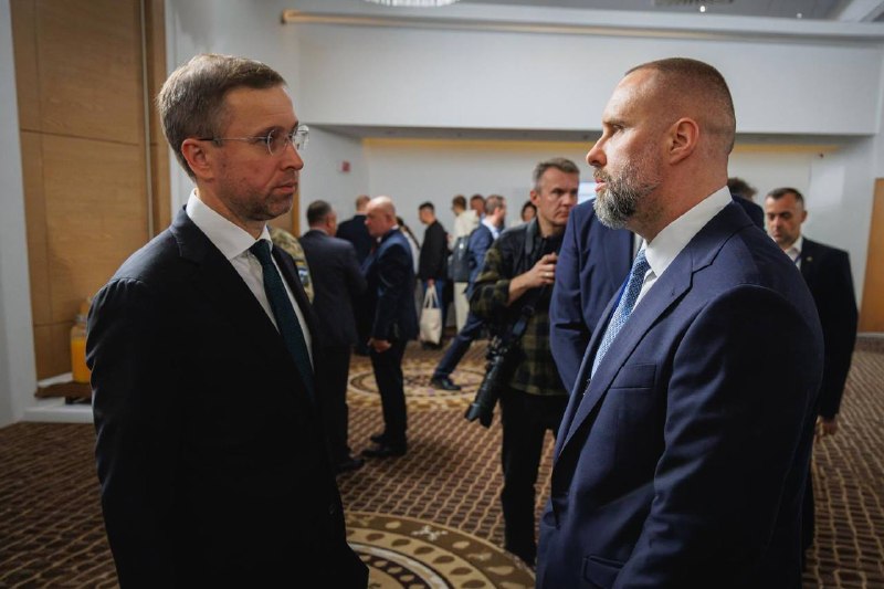 🔹Беру участь у першому Карпатському саміті, який стартував під головуванням Президента України Володимира Зеленського. 🔹Беру участь у першому Карпатському саміті, який стартував під головуванням Президента України Володимира Зеленського.