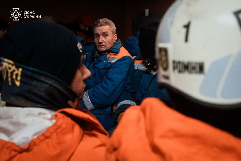 На обличчях наших рятувальників - уся правда цієї зими: про ночі без сну, про холод, що пробирається під бойовку На обличчях наших рятувальників - уся правда цієї зими: про ночі без сну, про холод, що пробирається під бойовку