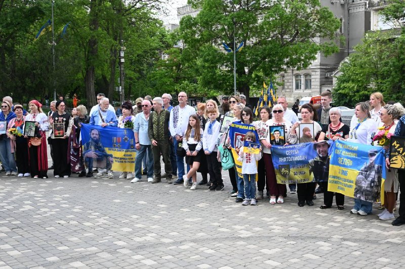 Сьогодні, у День вишиванки, в Одесі зародилася нова пам’ятна традиція - «Вишита стрічка пам’яті». Сьогодні, у День вишиванки, в Одесі зародилася нова пам’ятна традиція - «Вишита стрічка пам’яті».
