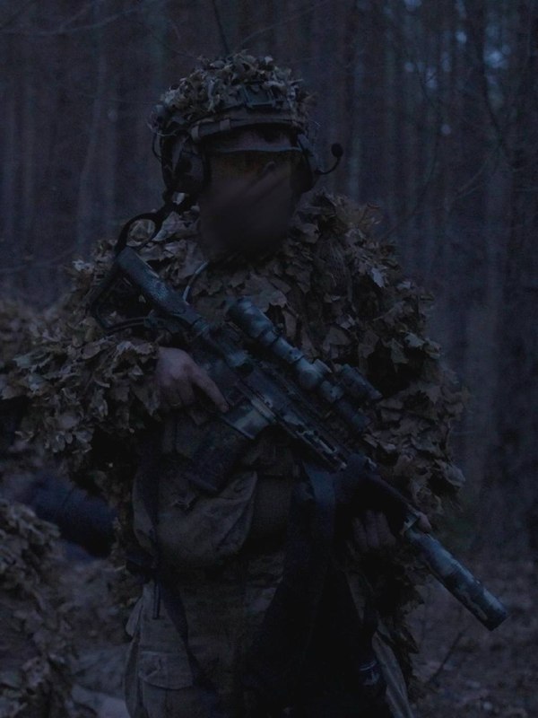 Ніч не сховає ворога - вона робить його мішенню.
У темряві людський слух загострюється до межі, а час починає плисти інакше Ніч не сховає ворога - вона робить його мішенню.
У темряві людський слух загострюється до межі, а час починає плисти інакше