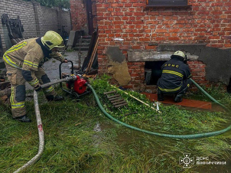 ⛈ Негода в Україні: рятувальники ліквідовують наслідки стихії!
Сильні дощі та шквальний вітер наробили лиха у Києві ⛈ Негода в Україні: рятувальники ліквідовують наслідки стихії!
Сильні дощі та шквальний вітер наробили лиха у Києві