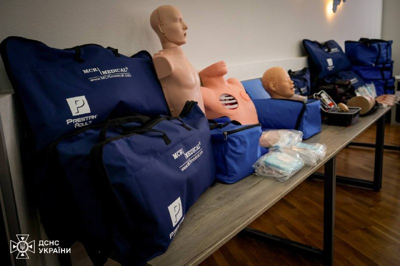 Рятувальники ДСНС отримали 25 навчальних медичних наборів із надання домедичної допомоги за підтримки ПРООН та Уряду Нідерландів Рятувальники ДСНС отримали 25 навчальних медичних наборів із надання домедичної допомоги за підтримки ПРООН та Уряду Нідерландів