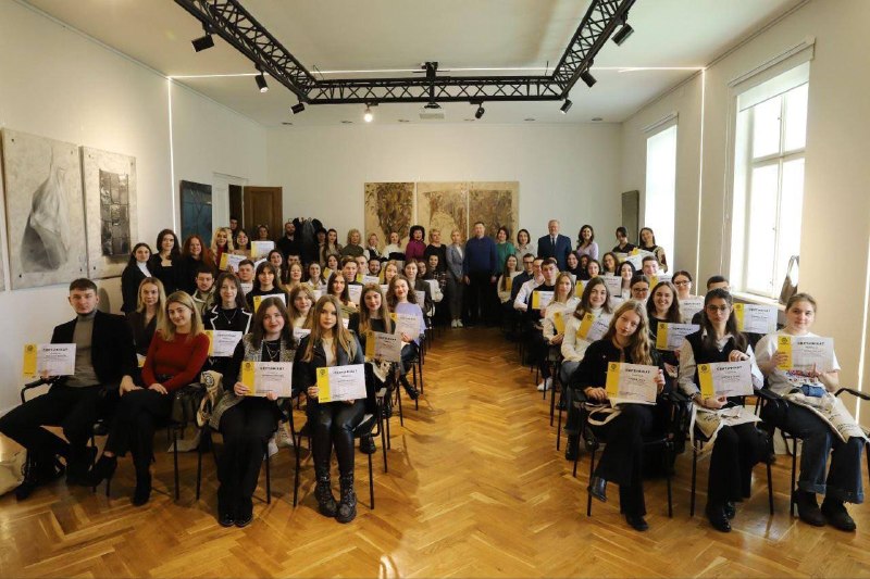 А що там взагалі роблять у Львівській обласній державній адміністрації? А що там взагалі роблять у Львівській обласній державній адміністрації?