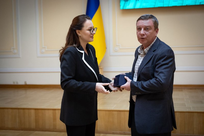 Ордени та звання від Президента і Почесні грамоти та цінні подарунки від Кабінету Міністрів Ордени та звання від Президента і Почесні грамоти та цінні подарунки від Кабінету Міністрів