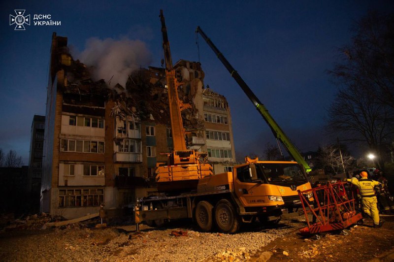 У Тернополі тривають аварійно-рятувальні роботи після російської атаки У Тернополі тривають аварійно-рятувальні роботи після російської атаки