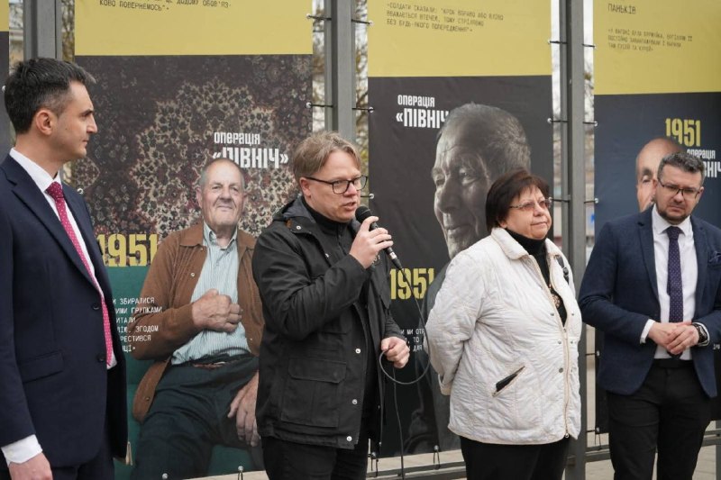 НА КОНТРАКТОВІЙ ВІДБУЛОСЯ ВІДКРИТТЯ ВУЛИЧНОЇ ВИСТАВКИ “ОПЕРАЦІЯ “ПІВНІЧ”: 75 РОКІВ ПОТОМУ” НА КОНТРАКТОВІЙ ВІДБУЛОСЯ ВІДКРИТТЯ ВУЛИЧНОЇ ВИСТАВКИ “ОПЕРАЦІЯ “ПІВНІЧ”: 75 РОКІВ ПОТОМУ”