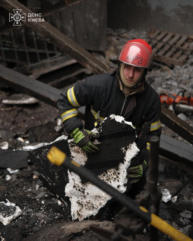 На обличчях наших рятувальників - уся правда цієї зими: про ночі без сну, про холод, що пробирається під бойовку На обличчях наших рятувальників - уся правда цієї зими: про ночі без сну, про холод, що пробирається під бойовку