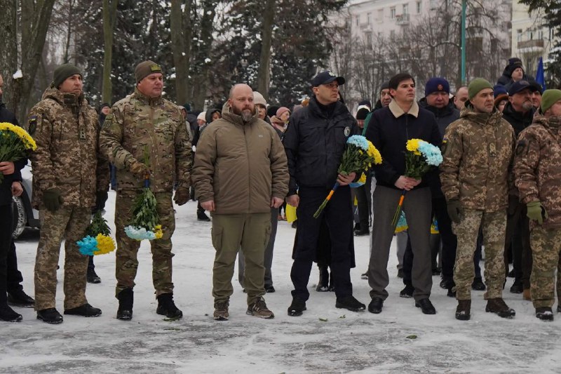 У День Соборності України луганчани живим ланцюгом з’єднали пам’ятний знак на честь Акта Злуки та меморіал... У День Соборності України луганчани живим ланцюгом з’єднали пам’ятний знак на честь Акта Злуки та меморіал...