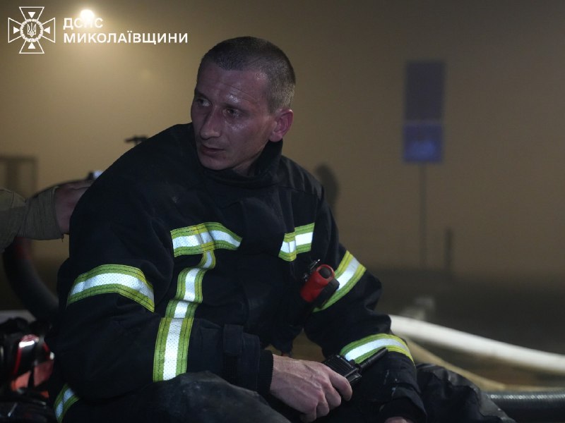 💪Незламні вогнеборці Миколаєва
Обличчя в кіптяві, очі — повні втоми й сили водночас. 💪Незламні вогнеборці Миколаєва
Обличчя в кіптяві, очі — повні втоми й сили водночас.