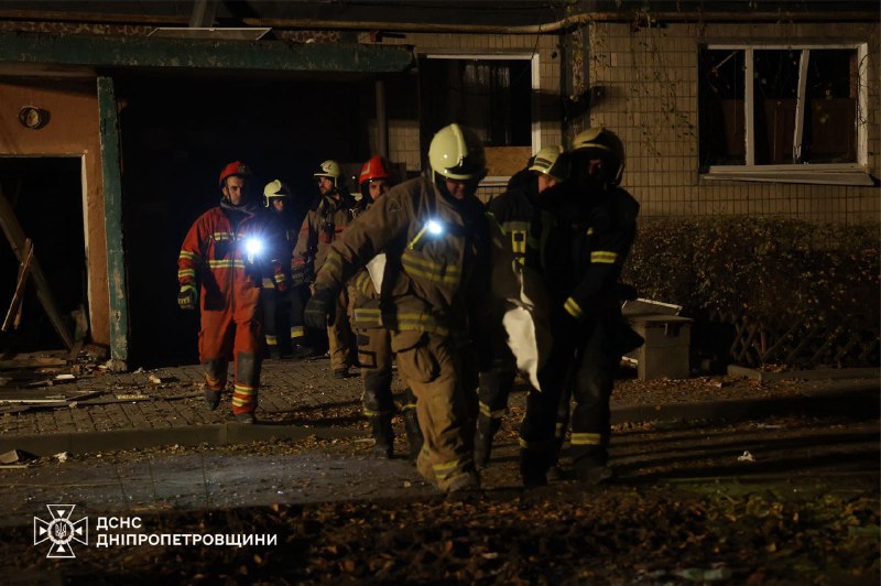 У Дніпрі рятувальники дістали з-під завалів багатоповерхівки тіло чоловіка У Дніпрі рятувальники дістали з-під завалів багатоповерхівки тіло чоловіка