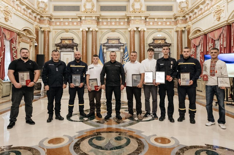 Більшість з них не мають форми чи шевронів ДСНС, але в момент небезпеки не вагалися та кинулися рятувати інших Більшість з них не мають форми чи шевронів ДСНС, але в момент небезпеки не вагалися та кинулися рятувати інших
