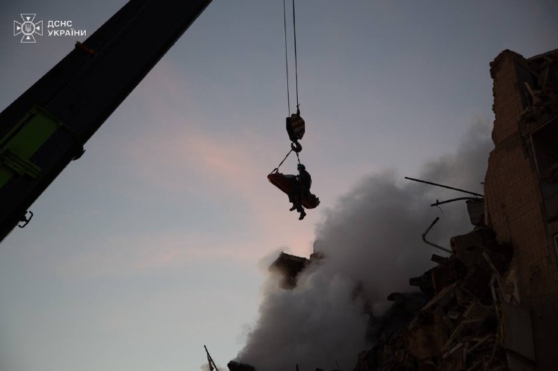 У Тернополі тривають аварійно-рятувальні роботи після російської атаки У Тернополі тривають аварійно-рятувальні роботи після російської атаки