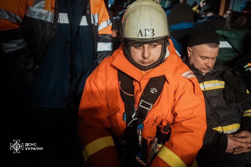 На обличчях наших рятувальників - уся правда цієї зими: про ночі без сну, про холод, що пробирається під бойовку На обличчях наших рятувальників - уся правда цієї зими: про ночі без сну, про холод, що пробирається під бойовку