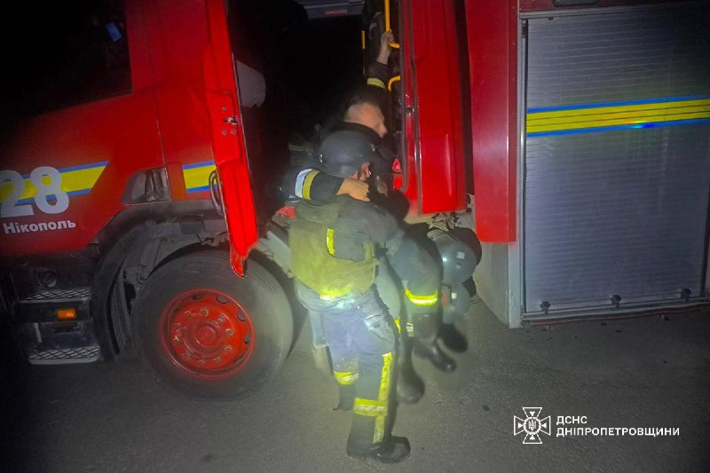 ❗️У Нікополі внаслідок влучання дрону отримали травми три рятувальника та двоє цивільних людей ❗️У Нікополі внаслідок влучання дрону отримали травми три рятувальника та двоє цивільних людей