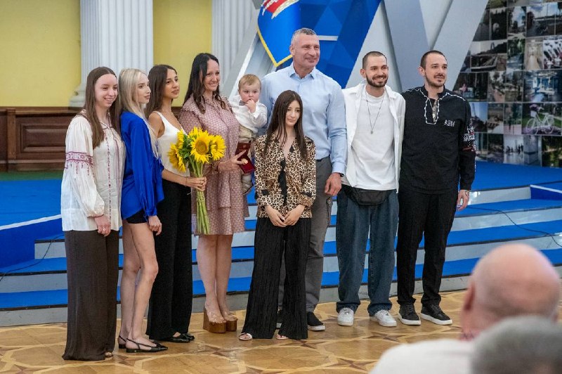 З нагоди Дня Української Державності вручив державні нагороди та почесні звання України З нагоди Дня Української Державності вручив державні нагороди та почесні звання України