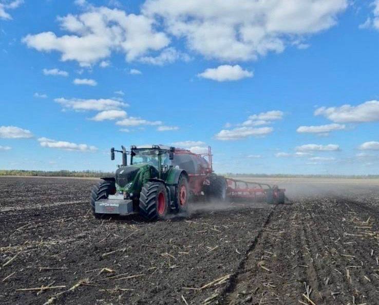 🌾 Аграрії Кіровоградщини продовжують трудитись на осінньому полі.
Попри складні умови, кожне господарство витримує графік осінньо-польових робіт 🌾 Аграрії Кіровоградщини продовжують трудитись на осінньому полі.
Попри складні умови, кожне господарство витримує графік осінньо-польових робіт