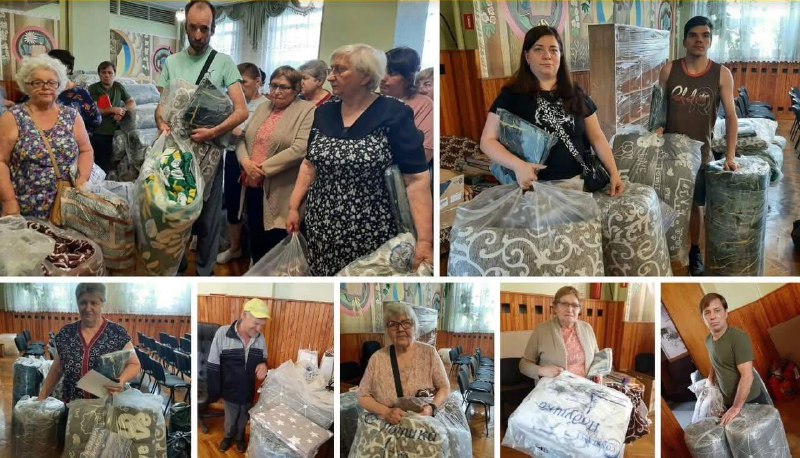 Переселенці з Луганщини, які мешкають у Києві, отримали постільну білизну від благодійників Переселенці з Луганщини, які мешкають у Києві, отримали постільну білизну від благодійників