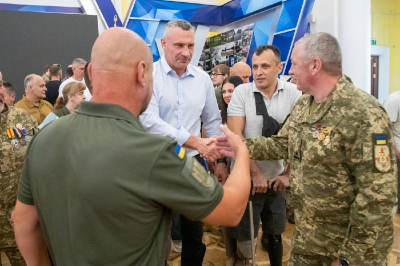 Напередодні 35-ї річниці Незалежності України вручив 61 відзнаку Київського міського голови - медалі «Честь Напередодні 35-ї річниці Незалежності України вручив 61 відзнаку Київського міського голови - медалі «Честь