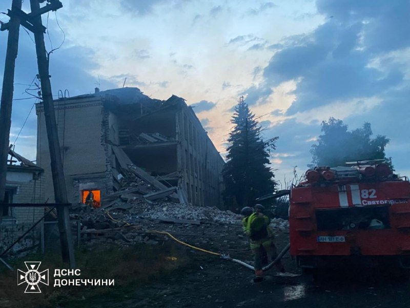 #Донеччина: минулої доби російські окупанти 28 разів обстріляли населені пункти регіону, постраждали 8 мирних мешканців
📍Святогірськ #Донеччина: минулої доби російські окупанти 28 разів обстріляли населені пункти регіону, постраждали 8 мирних мешканців
📍Святогірськ