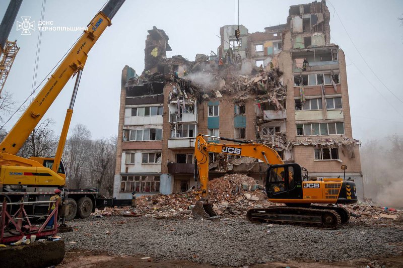 Тернопіль: Рятувальники продовжують працювати на місці трагедії, де внаслідок російської агресії було зруйновано житлову багатоповерхівку Тернопіль: Рятувальники продовжують працювати на місці трагедії, де внаслідок російської агресії було зруйновано житлову багатоповерхівку