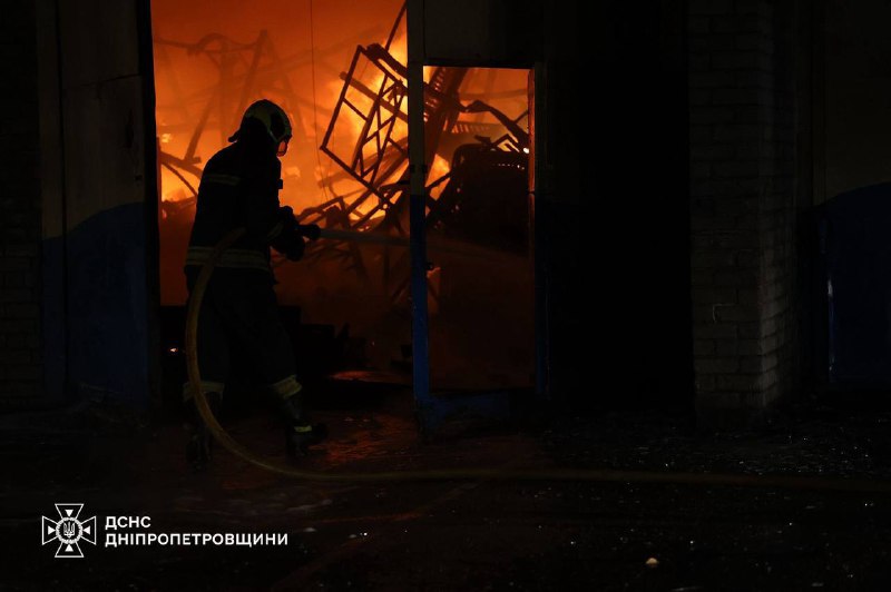 росіяни знову атакували  Дніпропетровщину
У Дніпрі внаслідок ворожої атаки виникла пожежа на території цивільного підприємства росіяни знову атакували  Дніпропетровщину
У Дніпрі внаслідок ворожої атаки виникла пожежа на території цивільного підприємства