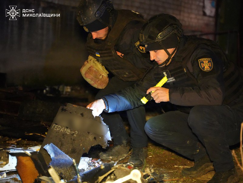 Миколаїв: 10 постраждалих внаслідок нічної ворожої дронової атаки
У дворі п’ятиповерхівки через падіння уламків БпЛА зайнялася квартира Миколаїв: 10 постраждалих внаслідок нічної ворожої дронової атаки
У дворі п’ятиповерхівки через падіння уламків БпЛА зайнялася квартира