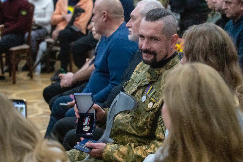 Напередодні Дня Збройних сил України, який відзначатимемо 6 грудня, вручив захисникам та захисницям нагороди від столиці — медалі «Честь Напередодні Дня Збройних сил України, який відзначатимемо 6 грудня, вручив захисникам та захисницям нагороди від столиці — медалі «Честь