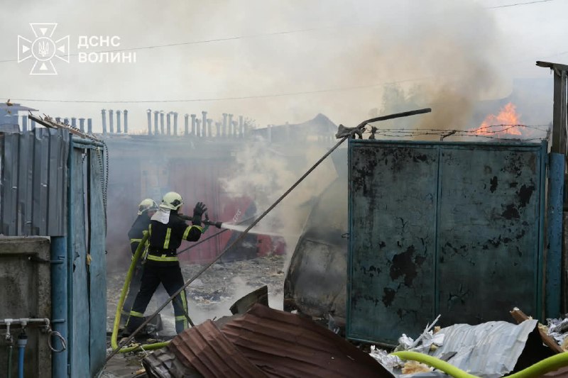 📍росіяни атакували Луцьк: виникла пожежа на території гаражного кооперативу! 📍росіяни атакували Луцьк: виникла пожежа на території гаражного кооперативу!