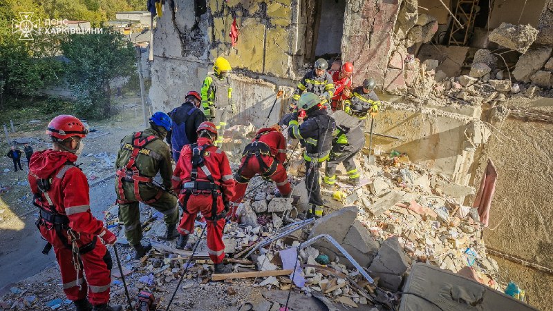🔴 З-під завалів будинку у Харкові рятувальники деблокували тіло ще однієї жінки 🔴 З-під завалів будинку у Харкові рятувальники деблокували тіло ще однієї жінки