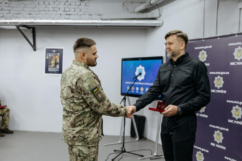 Заступник Міністра внутрішніх справ України Сергій Кобець вручив державні нагороди та відомчі відзнаки 83... Заступник Міністра внутрішніх справ України Сергій Кобець вручив державні нагороди та відомчі відзнаки 83...