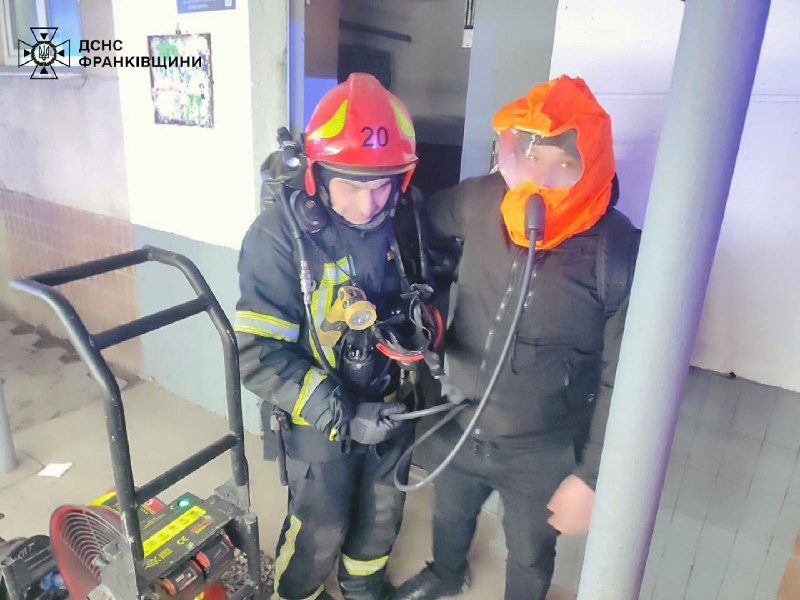 🔻 Івано-Франківщина: під час нічної пожежі рятувальники врятували 7 осіб, евакуювали 25 мешканців — одна людина загинула 🔻 Івано-Франківщина: під час нічної пожежі рятувальники врятували 7 осіб, евакуювали 25 мешканців — одна людина загинула