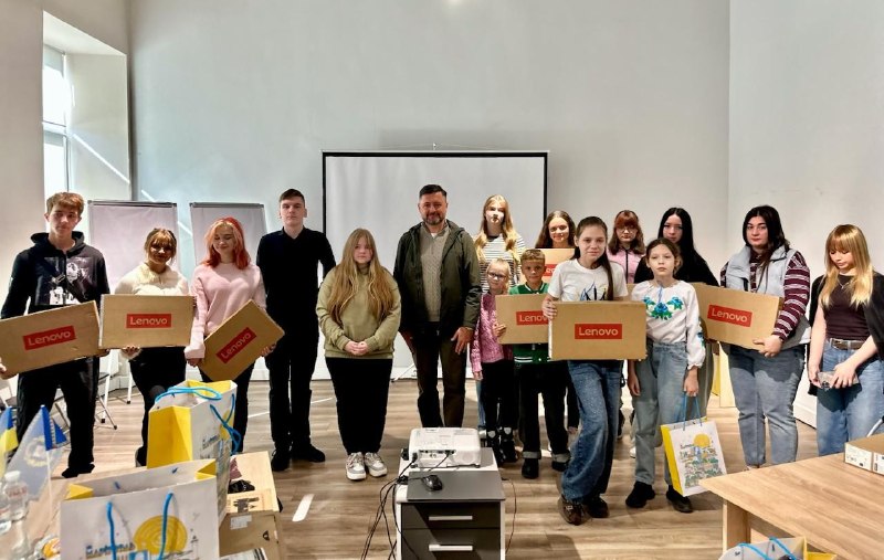 💻Підтримка заради майбутнього: у Дніпрі діти маріупольської громади отримали ноутбуки 💻Підтримка заради майбутнього: у Дніпрі діти маріупольської громади отримали ноутбуки