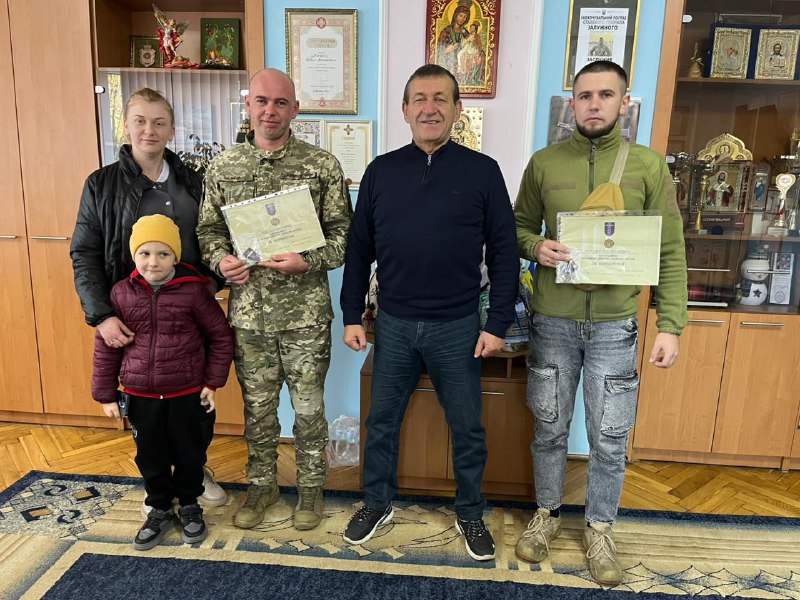 Двох Захисників зі Стрийського району відзначили нагородою Міністра оборони України «За поранення» Двох Захисників зі Стрийського району відзначили нагородою Міністра оборони України «За поранення»