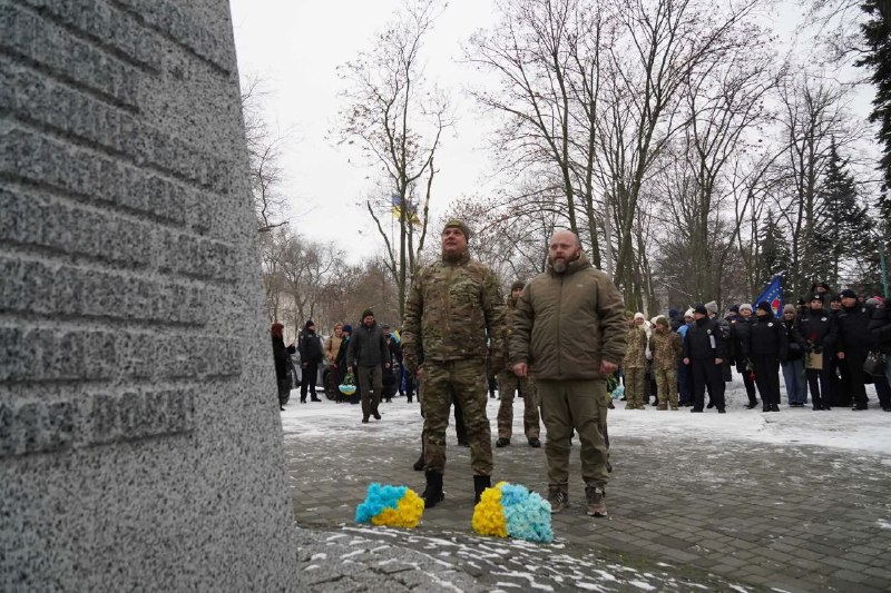 У День Соборності України луганчани живим ланцюгом з’єднали пам’ятний знак на честь Акта Злуки та меморіал... У День Соборності України луганчани живим ланцюгом з’єднали пам’ятний знак на честь Акта Злуки та меморіал...