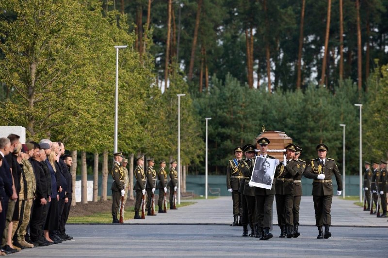 ЄВГЕНА КОНОВАЛЬЦЯ ПЕРЕПОХОВАЛИ НА НАЦІОНАЛЬНОМУ ВІЙСЬКОВОМУ КЛАДОВИЩІ ЄВГЕНА КОНОВАЛЬЦЯ ПЕРЕПОХОВАЛИ НА НАЦІОНАЛЬНОМУ ВІЙСЬКОВОМУ КЛАДОВИЩІ