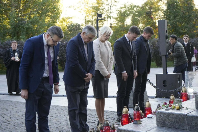 У БАБИНОМУ ЯРУ ВШАНУВАЛИ ЖЕРТВ МАСОВИХ РОЗСТРІЛІВ
У 85-ті роковини від початку масових розстрілів У БАБИНОМУ ЯРУ ВШАНУВАЛИ ЖЕРТВ МАСОВИХ РОЗСТРІЛІВ
У 85-ті роковини від початку масових розстрілів