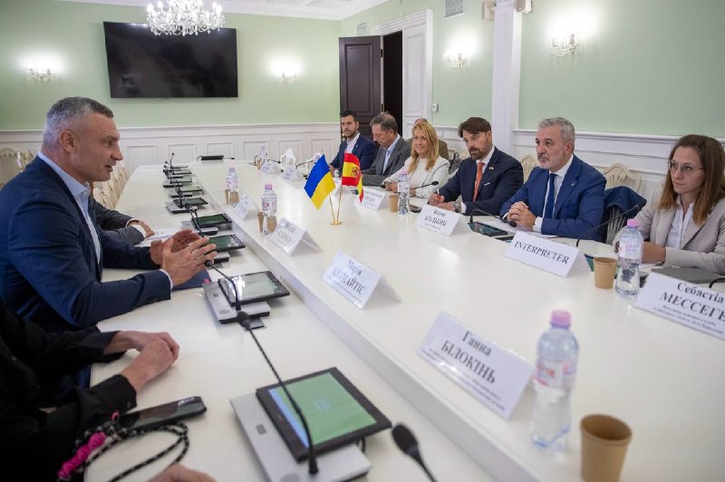 Зустрівся у столичній мерії з мером міста-побратима Києва – Барселони Жауме Коллбоні та делегацією іспанського міста. Зустрівся у столичній мерії з мером міста-побратима Києва – Барселони Жауме Коллбоні та делегацією іспанського міста.