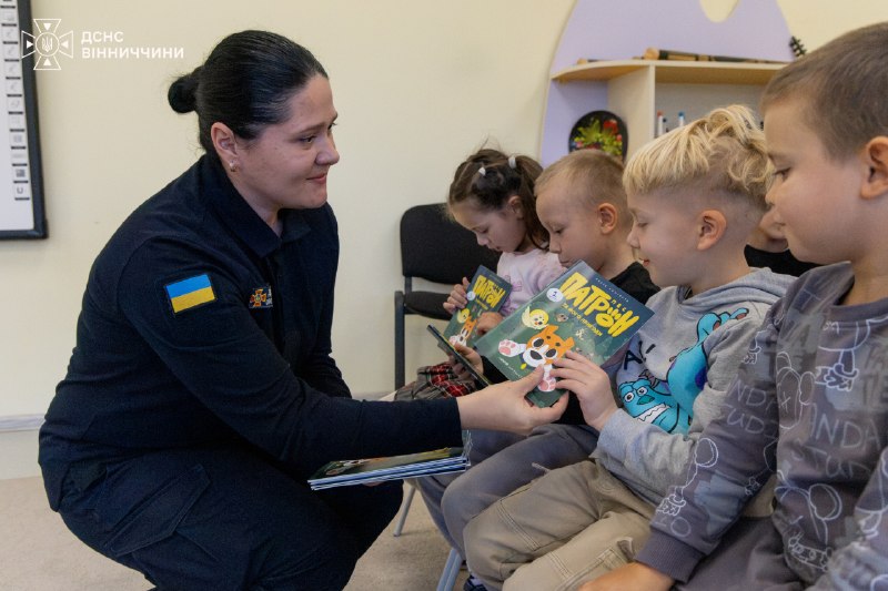 У Вінниці рятувальники провели урок безпеки для пів сотні дошкільнят! У Вінниці рятувальники провели урок безпеки для пів сотні дошкільнят!