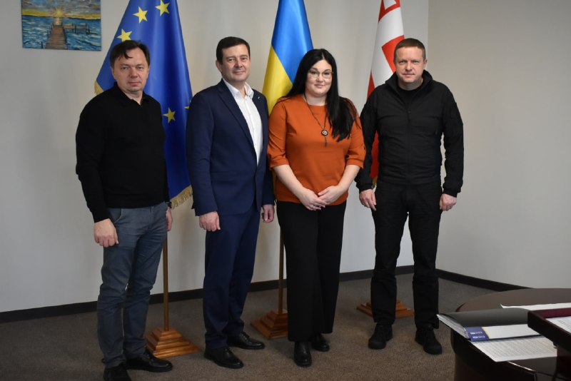 Мав змістовну розмову зі Світланою Гриценко, членкинею Правління Фонду Віктора Пінчука та директоркою національних програм Фонду. Мав змістовну розмову зі Світланою Гриценко, членкинею Правління Фонду Віктора Пінчука та директоркою національних програм Фонду.