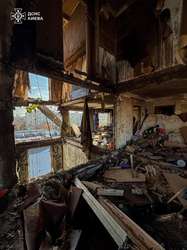 #фото_тижня
Київ. Перед вами - зболений кадр міста, яке пережило чергову ніч жаху #фото_тижня
Київ. Перед вами - зболений кадр міста, яке пережило чергову ніч жаху