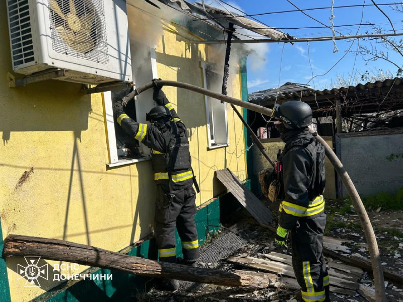‼️Донеччина: внаслідок ворожих обстрілів є поранені та загиблий
Лиман — пожежа житлового будинку ‼️Донеччина: внаслідок ворожих обстрілів є поранені та загиблий
Лиман — пожежа житлового будинку
