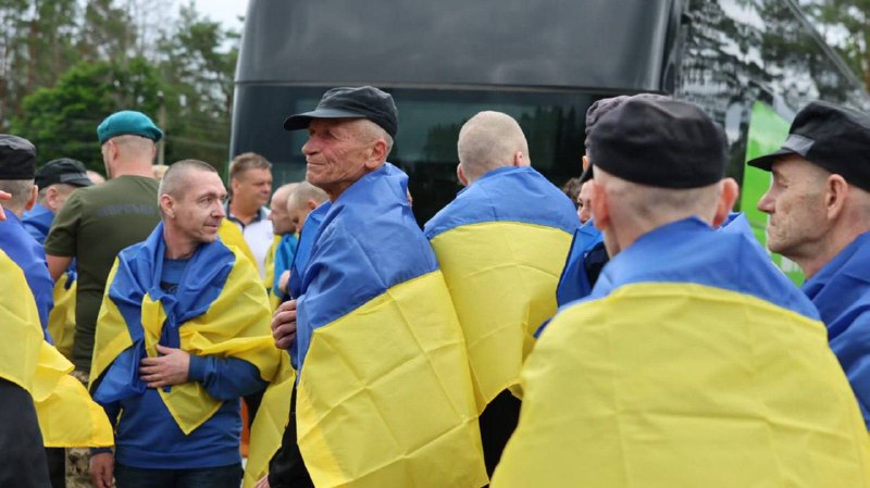 Сьогодні додому повертаються українські герої, які провели в російському полоні більше двох років Сьогодні додому повертаються українські герої, які провели в російському полоні більше двох років