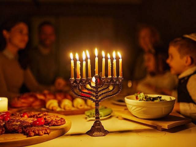 Єврейська громада розпочала святкування Хануки — свята перемоги світла над темрявою.
✨️Вітаю буковинських євреїв із цим світлим святом! Єврейська громада розпочала святкування Хануки — свята перемоги світла над темрявою.
✨️Вітаю буковинських євреїв із цим світлим святом!