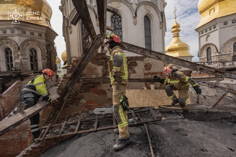 #Київ: тривають аварійно-відновлювальні роботи у Києво-Печерській лаврі після російської атаки 15 червня #Київ: тривають аварійно-відновлювальні роботи у Києво-Печерській лаврі після російської атаки 15 червня