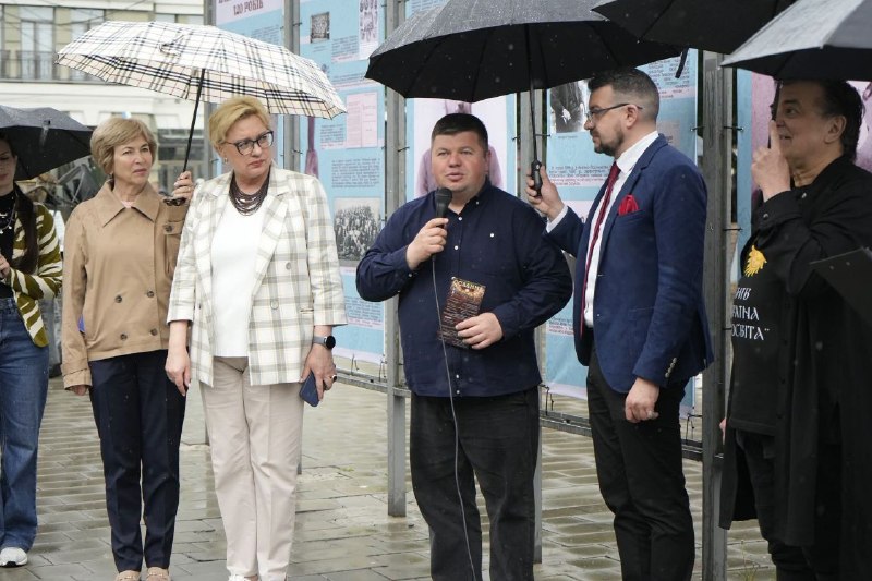 120 РОКІВ КИЇВСЬКІЙ «ПРОСВІТІ». УІНП ВІДКРИВ ВИСТАВКУ ДО ДНЯ КИЄВА
27 травня у сквері між виходом із метро «Контрактова площа» (вул 120 РОКІВ КИЇВСЬКІЙ «ПРОСВІТІ». УІНП ВІДКРИВ ВИСТАВКУ ДО ДНЯ КИЄВА
27 травня у сквері між виходом із метро «Контрактова площа» (вул