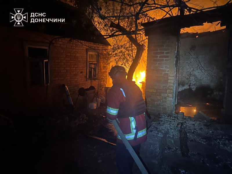 #Донеччина: внаслідок обстрілу виникли пожежі, рятувальники евакуювали людей із палаючих будинків #Донеччина: внаслідок обстрілу виникли пожежі, рятувальники евакуювали людей із палаючих будинків