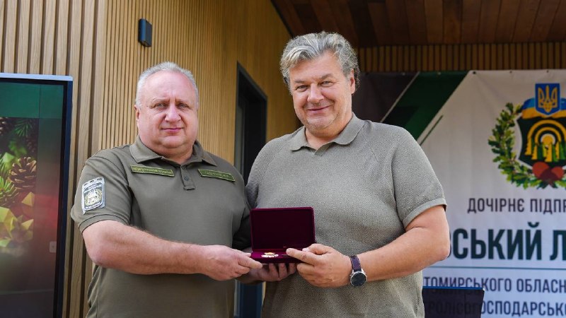 Під час робочої поїздки на Олевщину привітав з прийдешнім професійним святом працівників обласного комунального підприємства «Житомироблагроліс». Під час робочої поїздки на Олевщину привітав з прийдешнім професійним святом працівників обласного комунального підприємства «Житомироблагроліс».