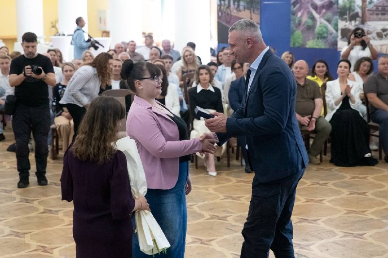 Напередодні Дня медичного працівника привітав столичних медиків з професійним святом та вручив нагороди від столиці. Напередодні Дня медичного працівника привітав столичних медиків з професійним святом та вручив нагороди від столиці.