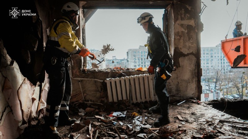 #Київ: рятувальники деблокували з-під завалів у 9-поверхівці Деснянського району ще одне тіло #Київ: рятувальники деблокували з-під завалів у 9-поверхівці Деснянського району ще одне тіло